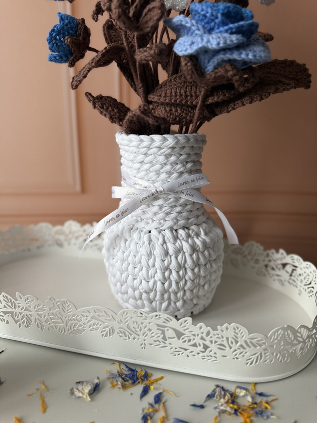 Vase en crochet blanc