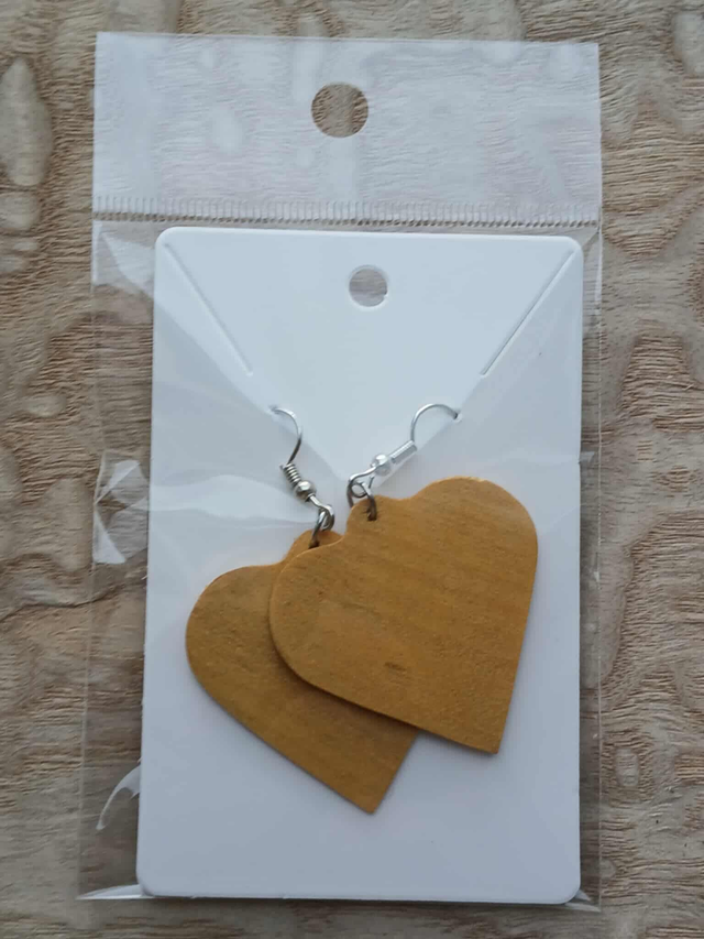 Paire de boucles d’oreilles en forme de cœur, en tilleul