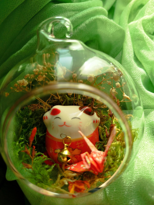 Boule maneki neko et grue rouges