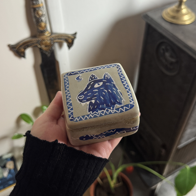 CERAMIC BOX : WOLF LIKES SNAKES