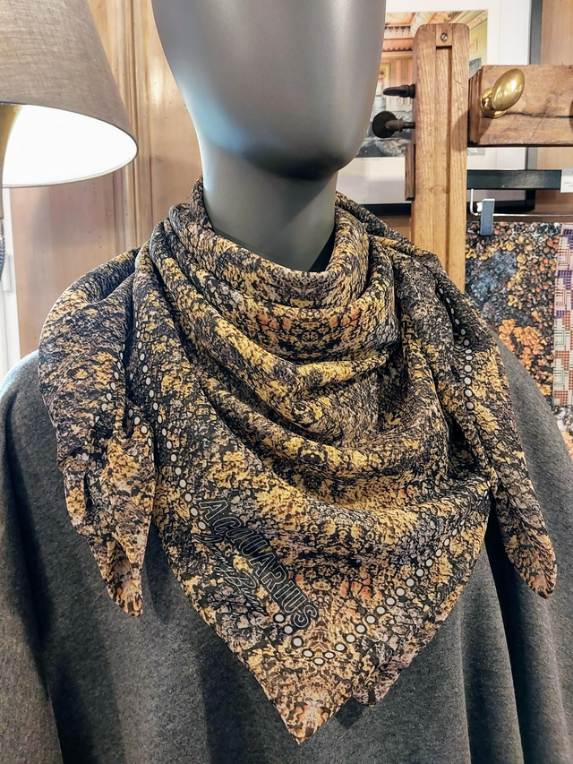 ALALIA jaune. Foulard carré 90cm doublé et réversible.