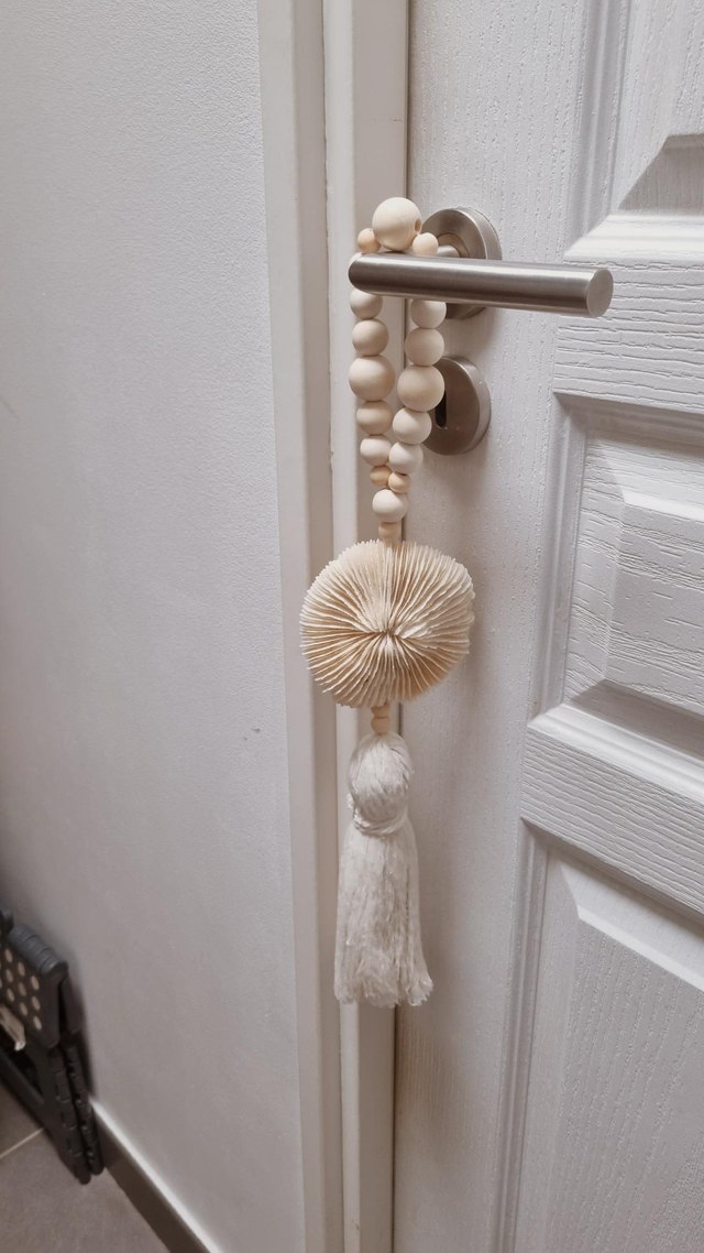 Embrasse corail - pompon beige