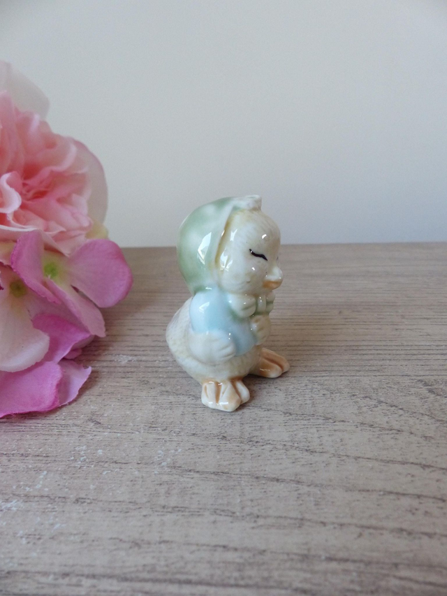 Miniature ancienne en porcelaine – Maman poule et son œuf – Décoration vintage tendre et unique – Cadeau ou collection animaux