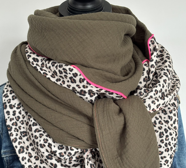 Foulard triangle — Kaki, léopard beige &amp; liseré rose fluo