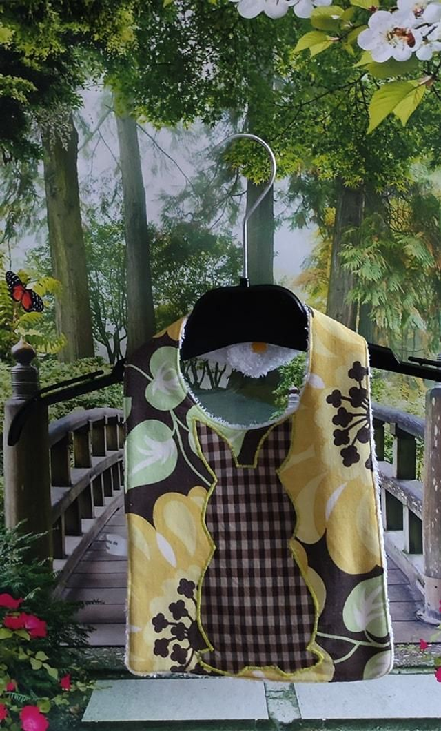 Bavoir lapin marron a fleur