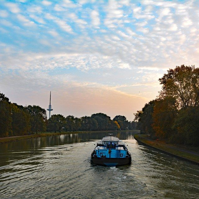 Schiff auf dem Kanal