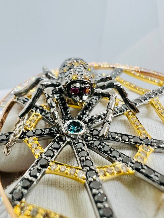 Pendant and Chain &quot;the Master and the Web&quot;