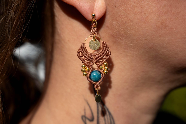 Boucles d'oreilles en micro-macramé couleur noisette avec pierre Apatite