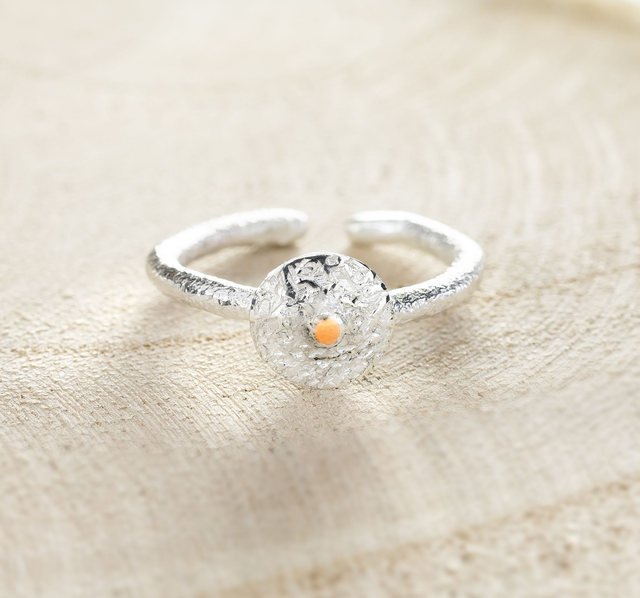 Anillo ajustable circular hecho a mano en plata 925 y detalle en cobre