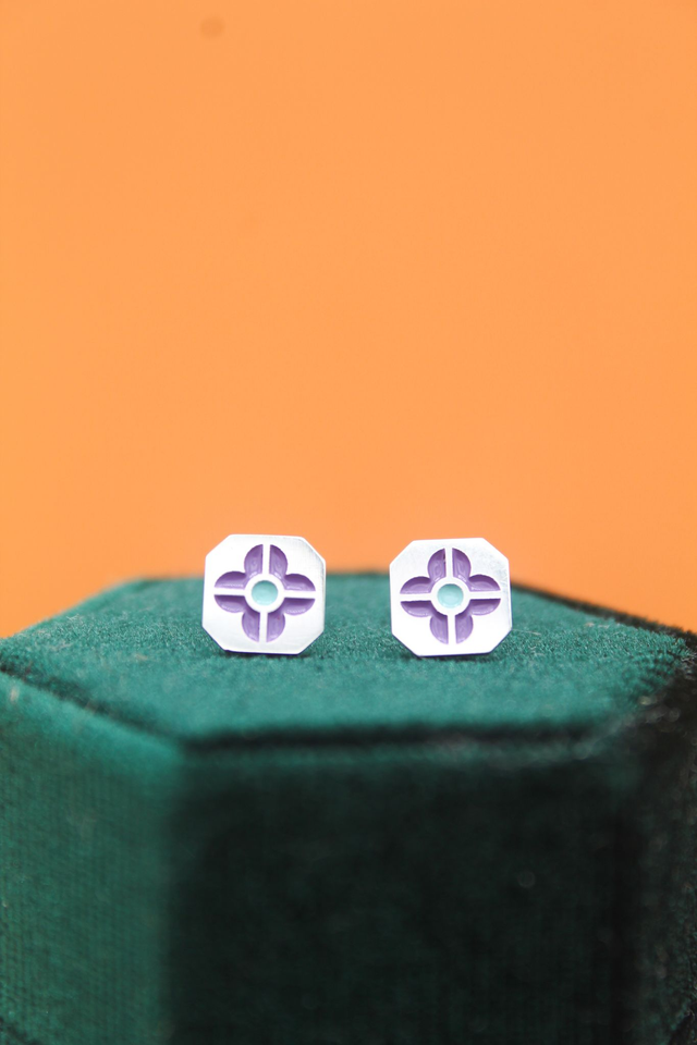Boucles d'oreille puces émaillées fleur | Lavande & vert