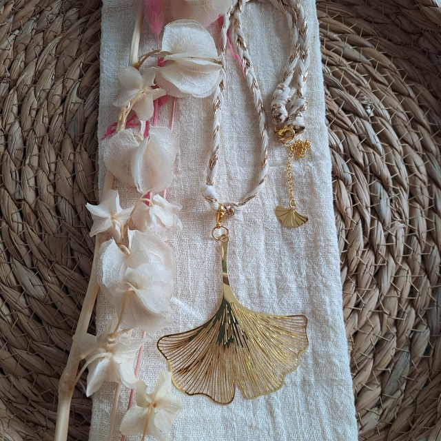 Collier fantaisie en corde/ feuille de ginkgo biloba 