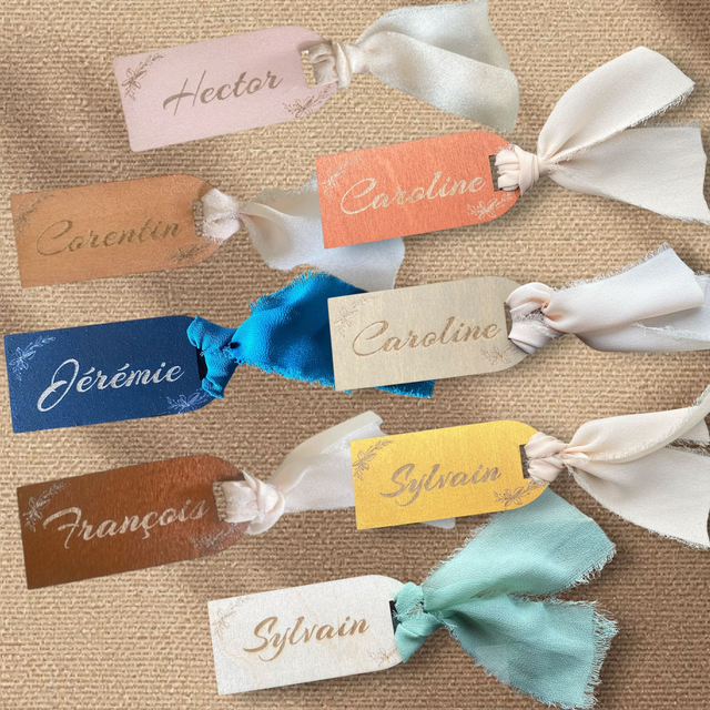 Marque-places bois peint à la main avec ruban en mousseline de soie 