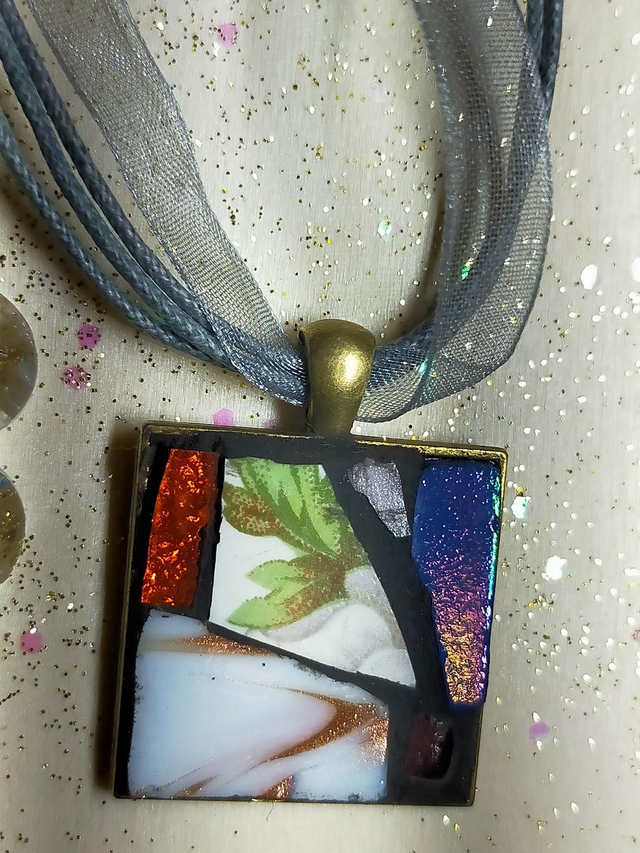 Pendentif en mosaïque de verre.