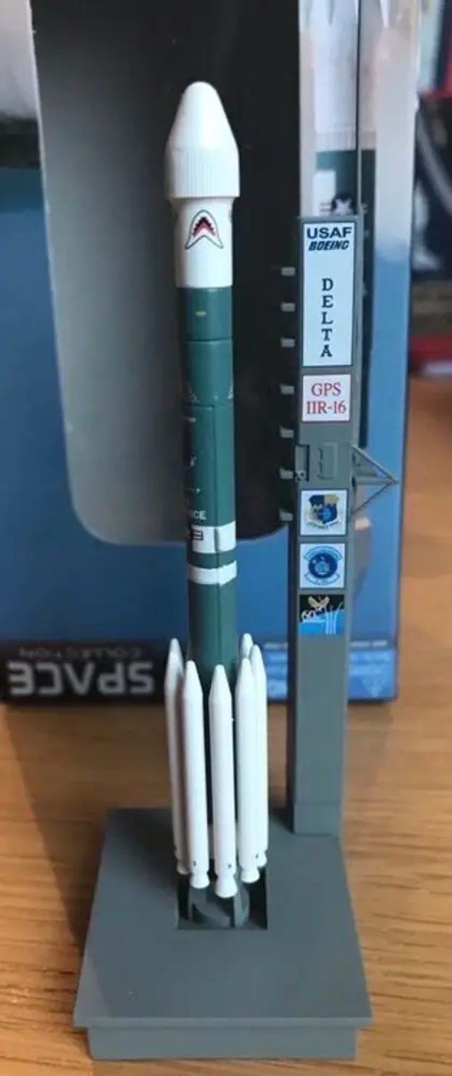 Rakete Delta II mit Startrampe 1:400 "Sharks Mouth"