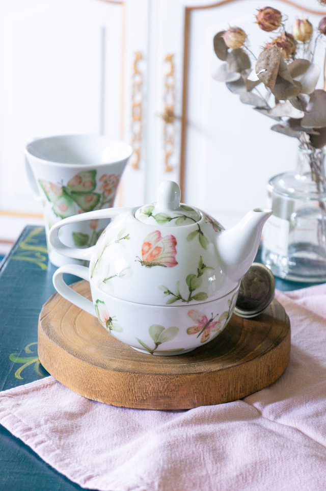 Théière égoïste en porcelaine fine, papillons et eucalyptus pastel, pièce unique peinte à la main, idée cadeau pour femme