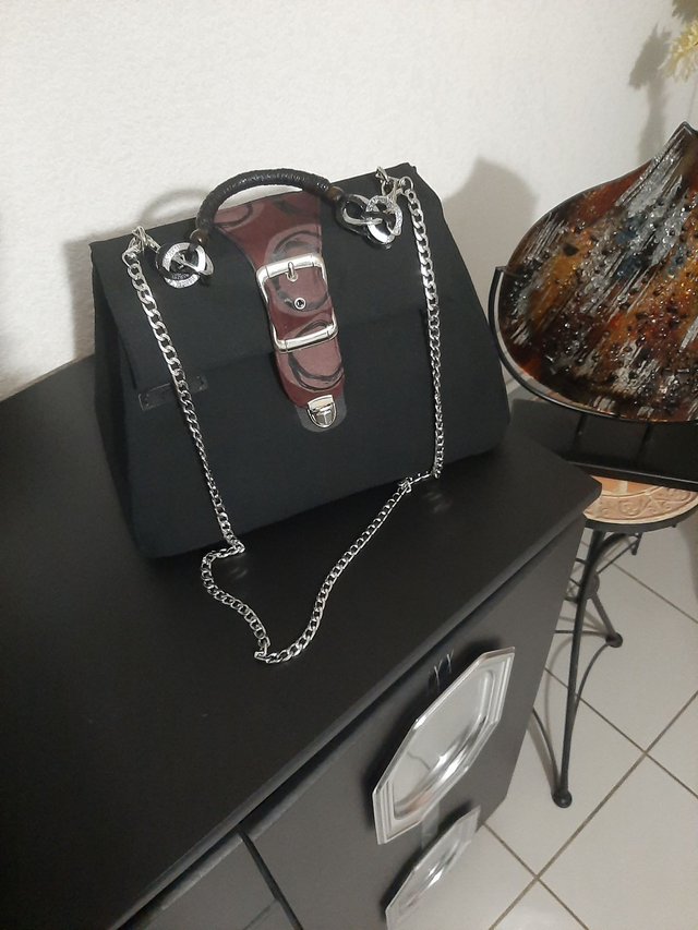 sac noir en bandoulière à fermoir boucle argenté