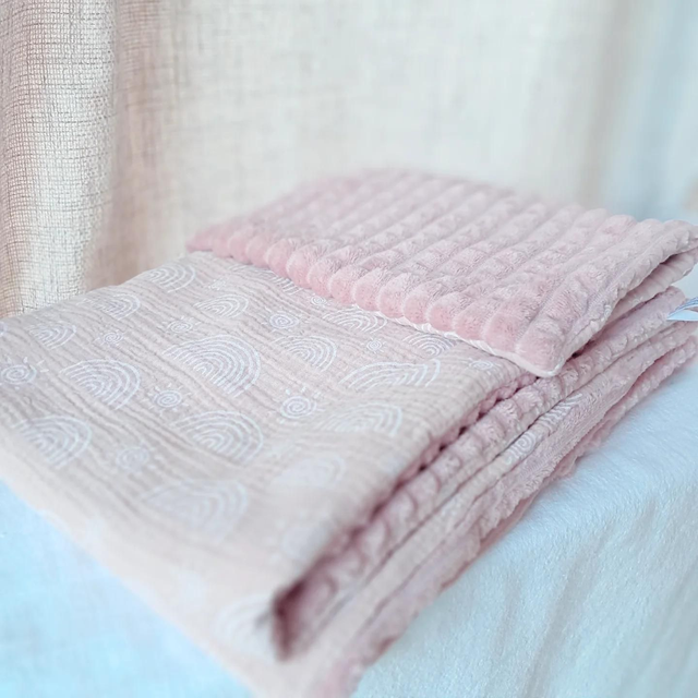 Couverture bébé / enfant &quot;arcs en ciel rose poudré&quot;