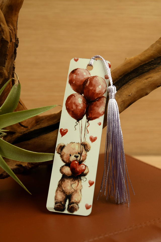 Cute Bear Bookmark – Adorable Design with Balloons &amp; Heart 