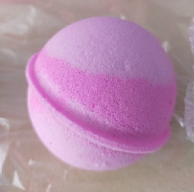 MARSHMALLOW AND SWEET CHERRY BATH BOMB