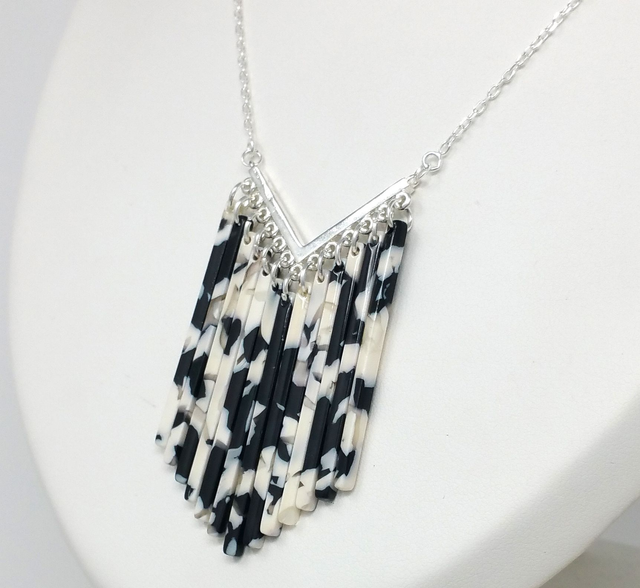 COLLIER FEMME TUBES FACON ECAILLE DE TORTUE NOIR ET BLANC - COL738