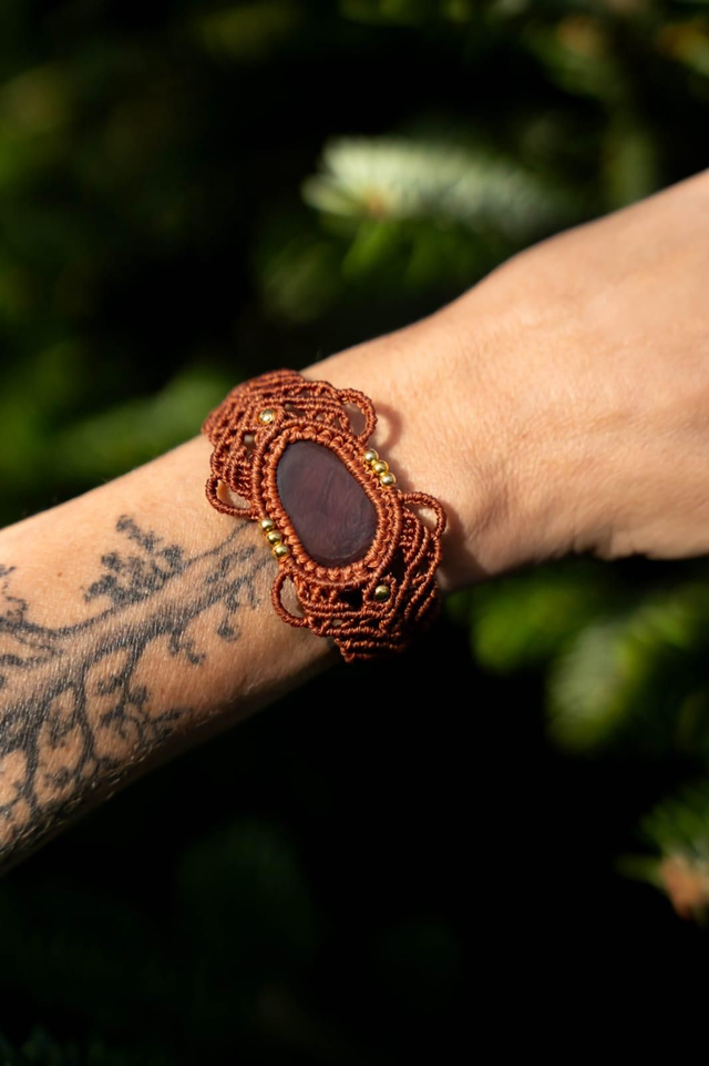 Manchette en micro-macramé avec pierre Cornaline