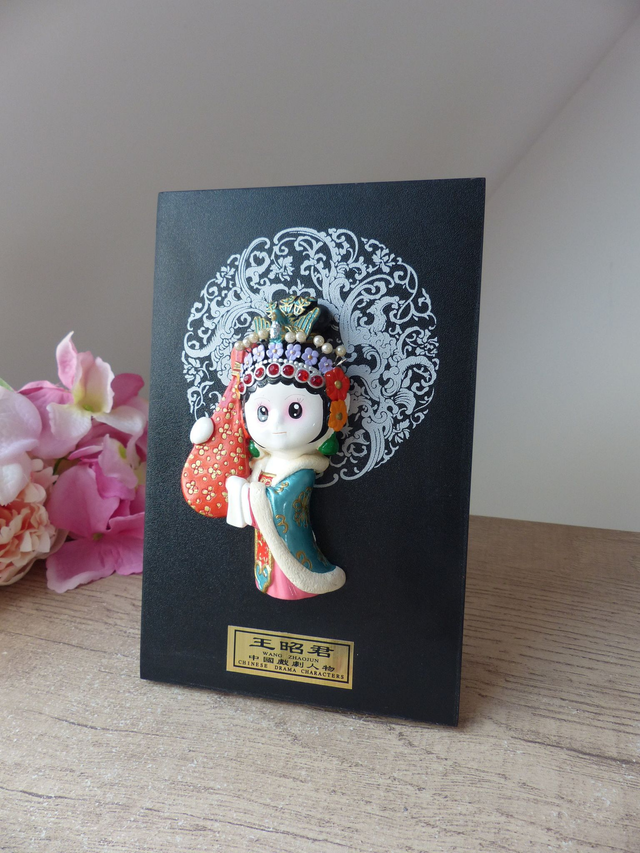 Petit tableau d’art traditionnel chinois - Statuette de femme musicienne d’opéra en argile peinte à la main - Décoration murale ou de bureau