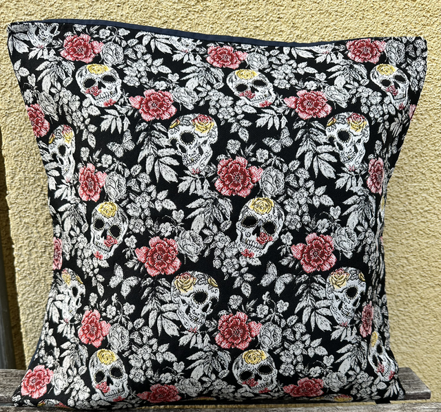 Fourre de coussin motif tête de mort noir
