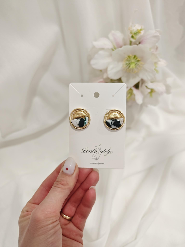 Green marble kolekcija - Mali uhani s pozlačenimi lističi in marmor efektom 