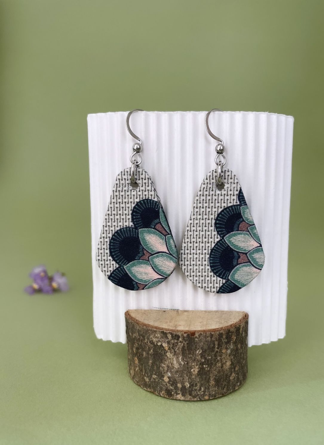 Boucles d'oreilles carton et tissu imprimé forme peites gouttes, collection « lotus » - tons beige, vert et noir.