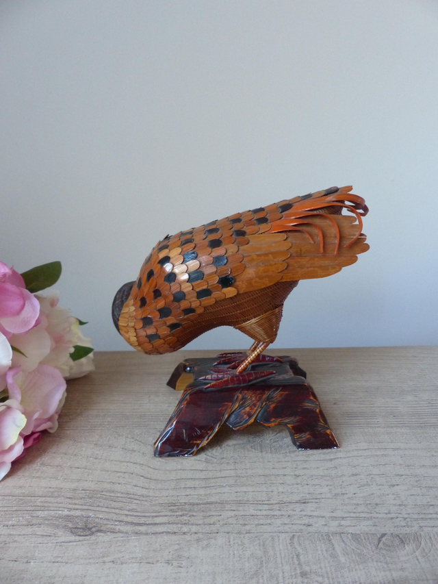 Sculpture artisanale vintage d’un oiseau en bambou et osier – Scène de chasse au faisan sur socle en bois, années 70, fabriquée à la main