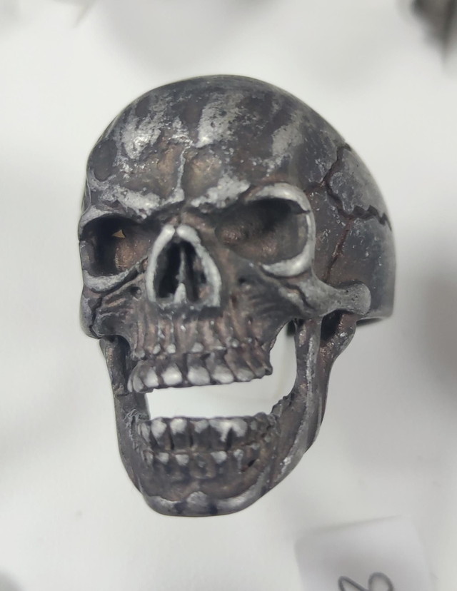 Chevalière crâne patinée 