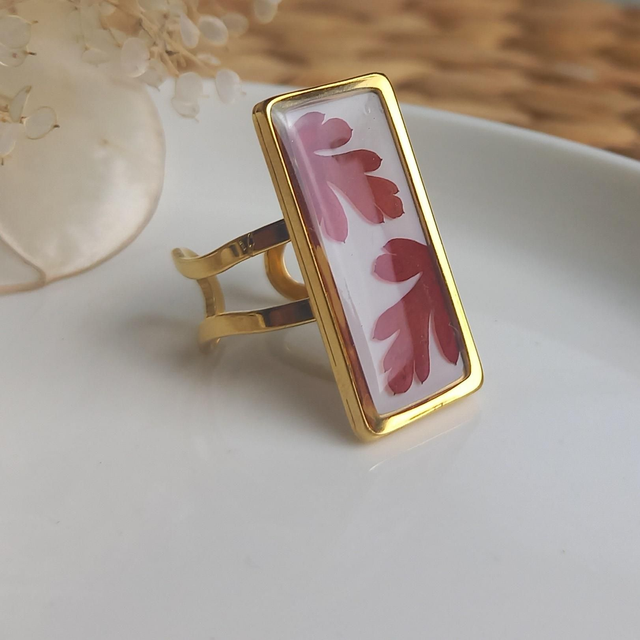 Bague dorée rectangulaire ⁃  Feuillage rouge
