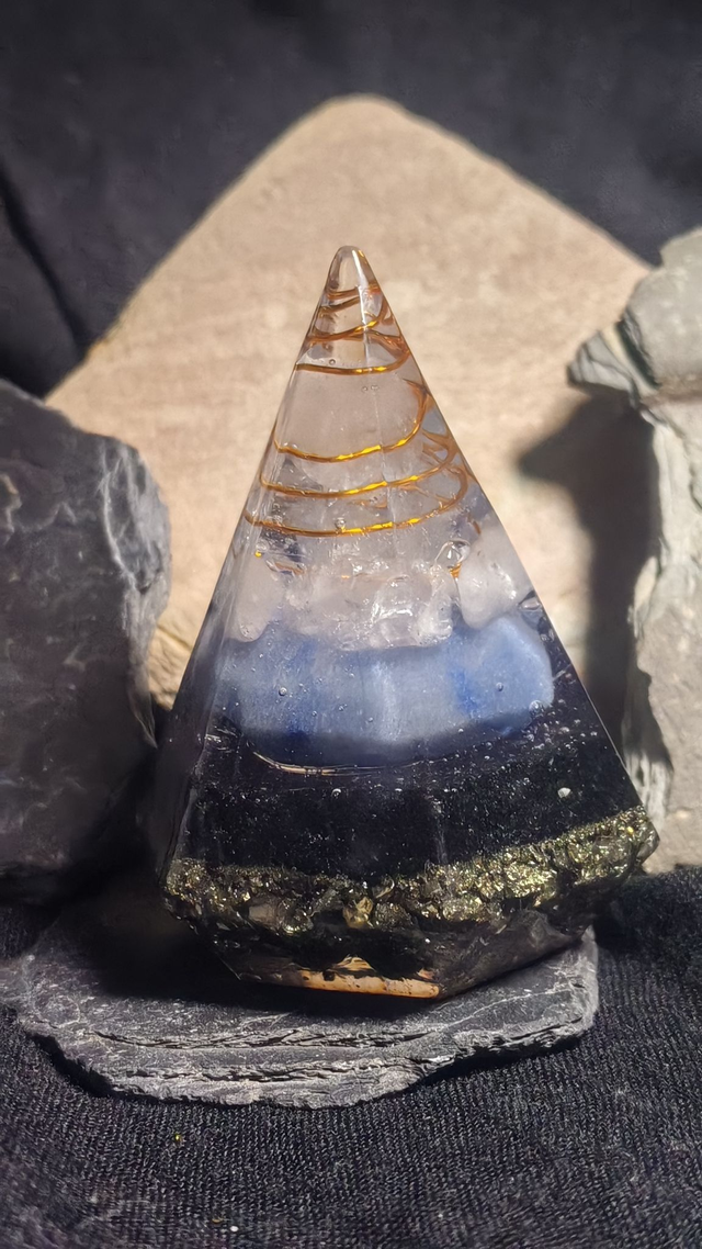 Orgonite pointe hexagonale aventurine bleue, pyrite, cristal de roche