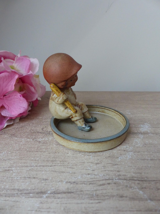 Figurine petit garçon joueur de Baseball avec une batte, Vide poche japonais avec personnage, petit plat en céramique fabriqué au Japon