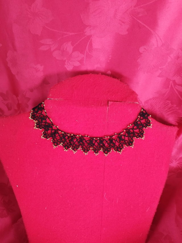 Collier frivolité. Noir et perle or