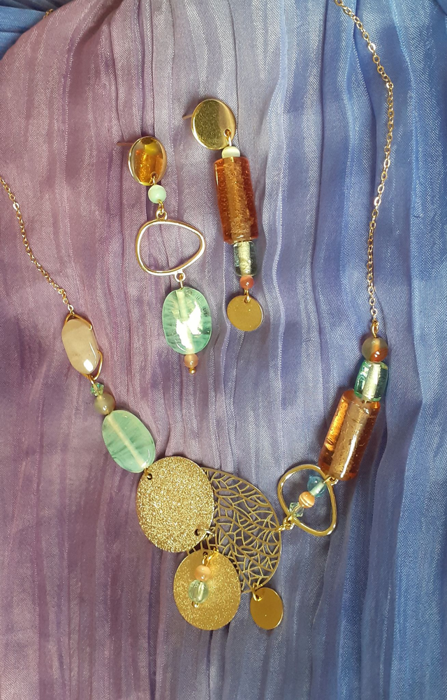 Pesca Parure. Collier doré, forme plastron, ton pêche &amp; vert d'eau, Boucles d'oreilles pendantes asymétriques 