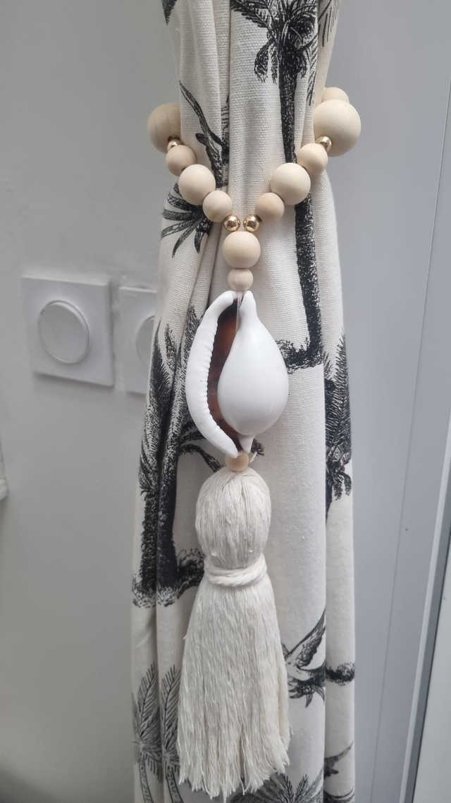 Embrasse coquillage ovula pompon beige 