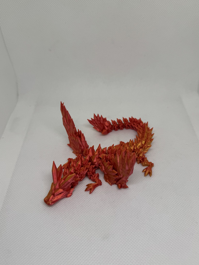 Bébé dragon cristal avec des ailes  