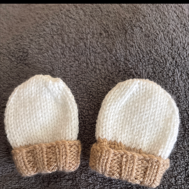 Beige and white mitts 