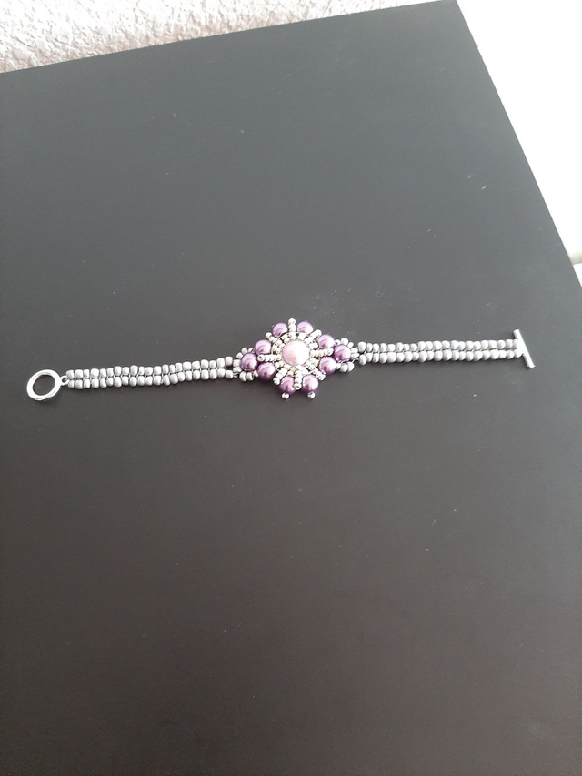 bracelet fleur violet- argenté en perle de verre et perle rocaille fermoir OT argenté		