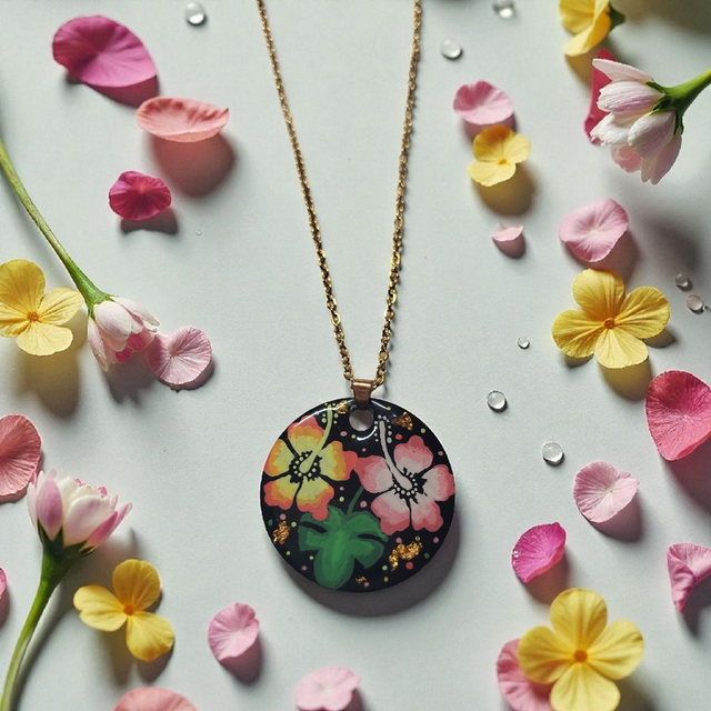 Collier dessiné Flora acier inoxydable jaune rose vert