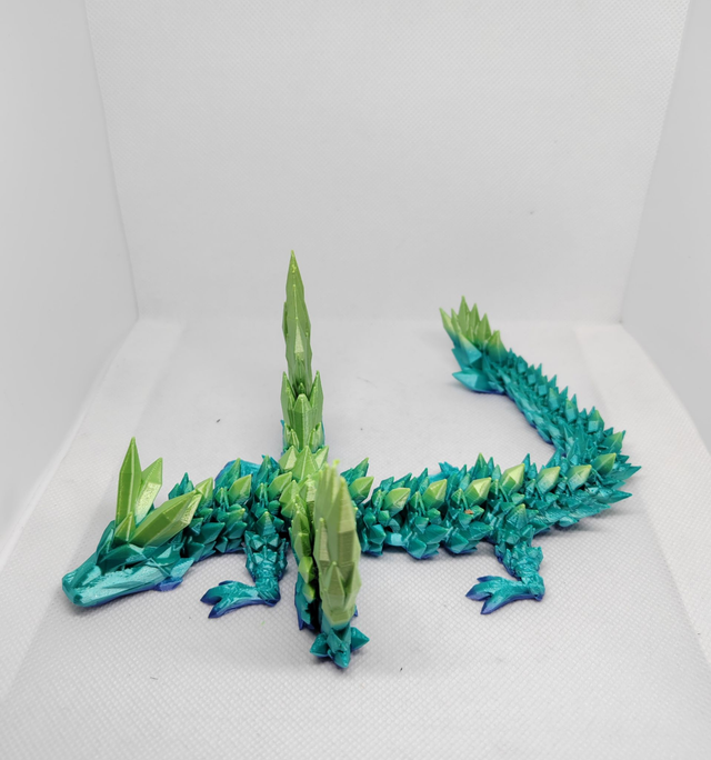 Dragon cristal avec des ailes  