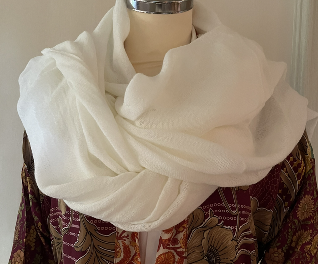 Heerlijk zachte écru sjaal 210cm x 70cm 100% wol