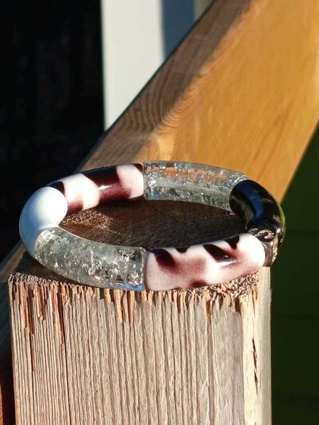 Bracelet jonc perles tubes acrylique léopard Indrani Chaandee