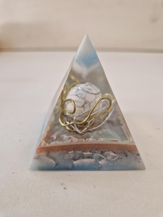 Orgonite, pyramide avec Howlite / 081