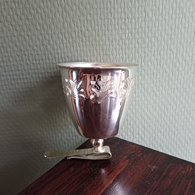 Schonenberg | Gebaksvorkjeshouder met klem (hoogte 10,0 cm | diameter 7,0 cm) Nederlands fabrikaat verzilverd, bewerkt en vernist | Vintage