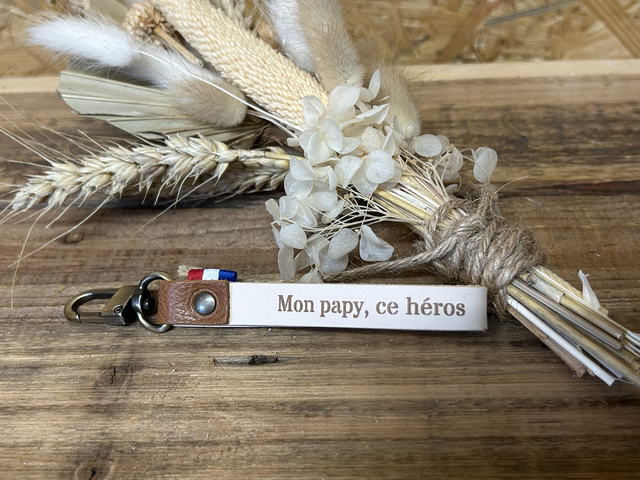Porte-clés en cuir "Mon papy ce héros"
