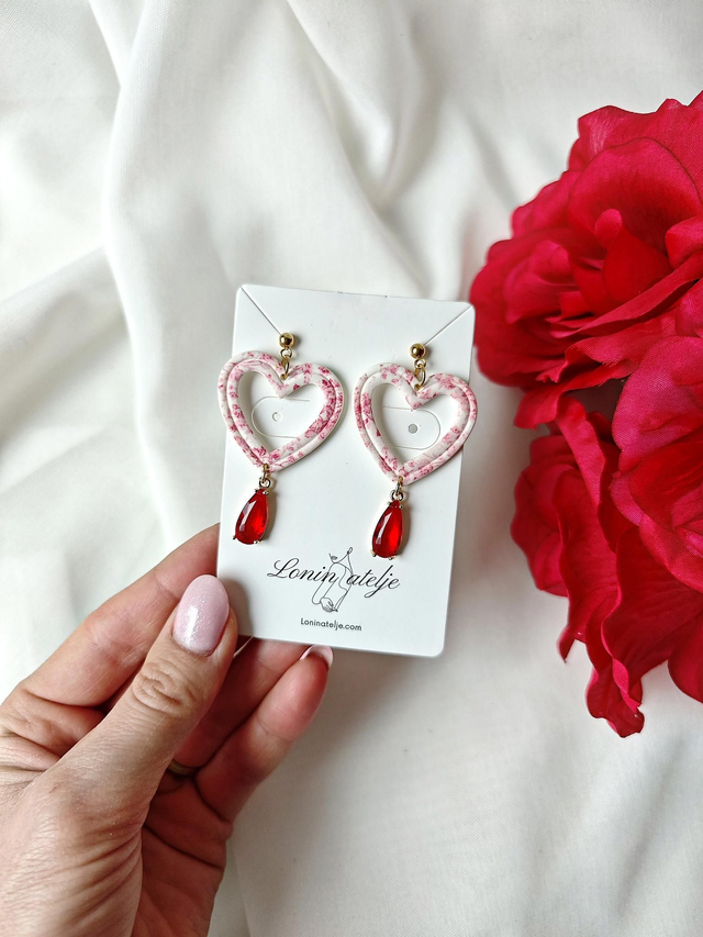 Valentinova kolekcija - Veliki viseči uhani v obliki srca s potiskom in rdečo kapljick