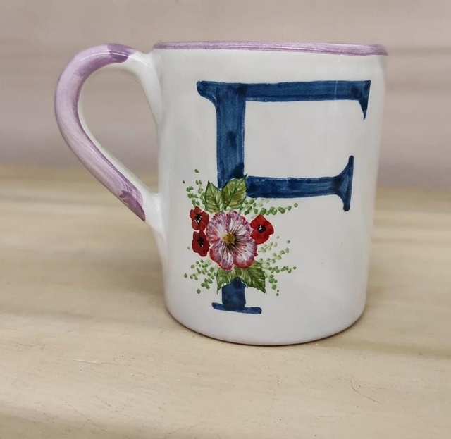 Mug con iniziale "F"