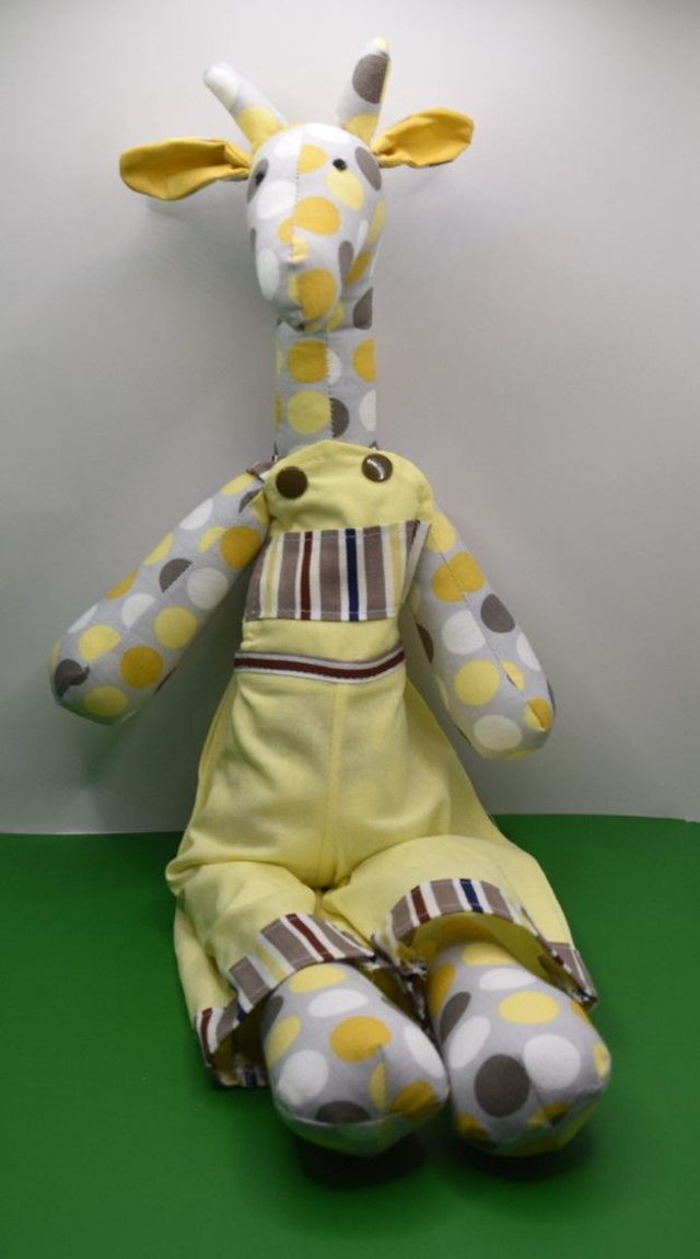 Giraffenpuppe Lenny mit Latzhose